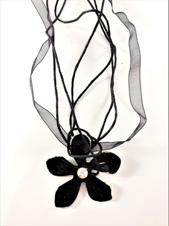 Flerradigt Halsband med Blomma Svart