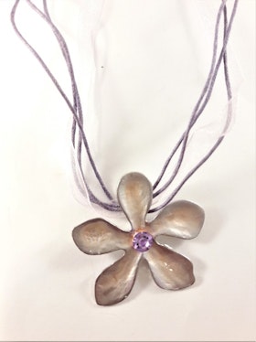 Flerradigt halsband med blomma i lila