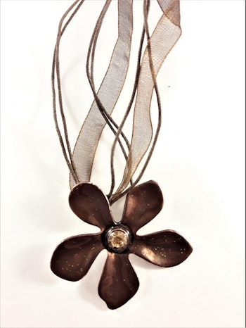Flerradigt Halsband med blomma i brunt