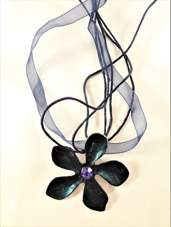 Flerradigt halsband med blomma blått