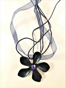 Flerradigt halsband med blomma blått