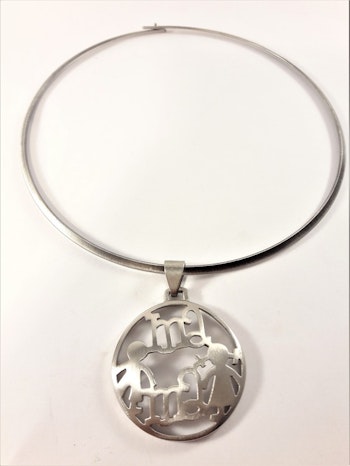 Stelt halsband med hänge "Mama" i silverfärg