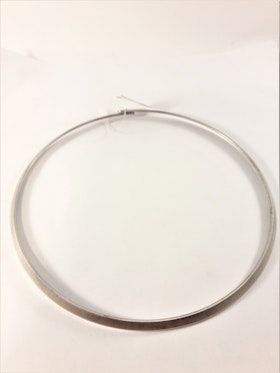 Stelt halsband i matt silver