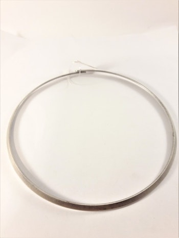 Stelt halsband i matt silver
