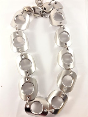 Halsband med stora detaljer i silverfärg