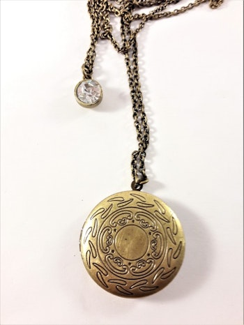 Söt guldfärgad medaljong i dubbel kedja med gnistrande sten och öppningsbart hänge