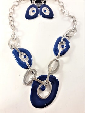 Silverfärgad halskedja med blå detaljer samt matchande örhängen