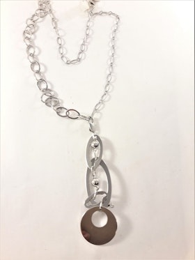 Halsband med stora ovaler och cirkelberlock i silverfärg