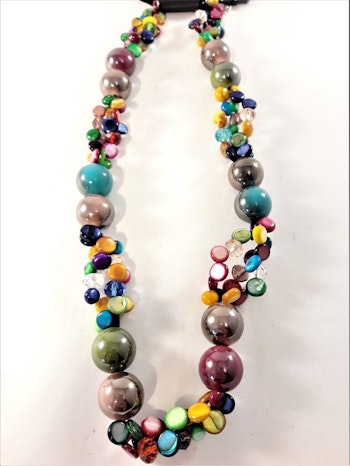 Färgglatt halsband med detaljer i olika färger och storlekar