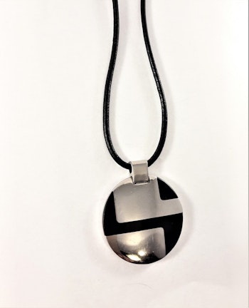 Halsband med svart och silverfärgad rundel som hänge