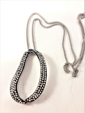 Halsband med ovalt hänge med glittrande strass
