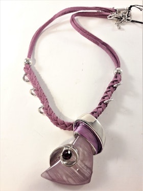Halsband med band och hänge med glittrande sten lila