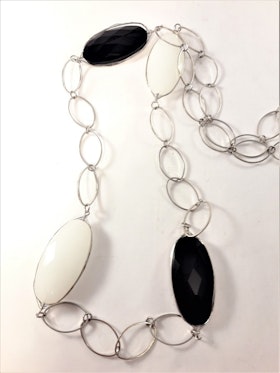 Silverfärgad halsband med stora länkar och ovaler i svart och vitt