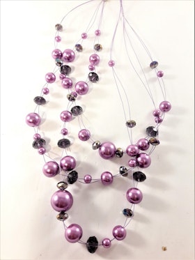 Flerradigt halsband med dekorationer i lila och svart