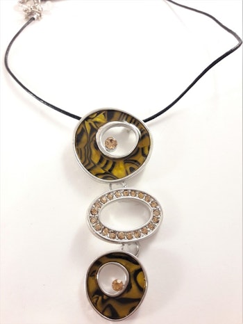 Halsband med bruna melerade ringar och strass