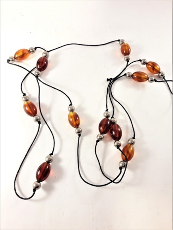 Långt halsband med detaljer orange