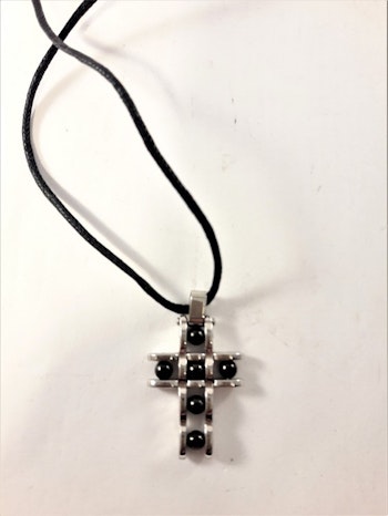 Halsband med läderrem och silverfärgat kors med svarta kulor