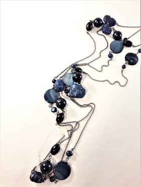 Långt halsband med olikformade stenar och detaljer i blått