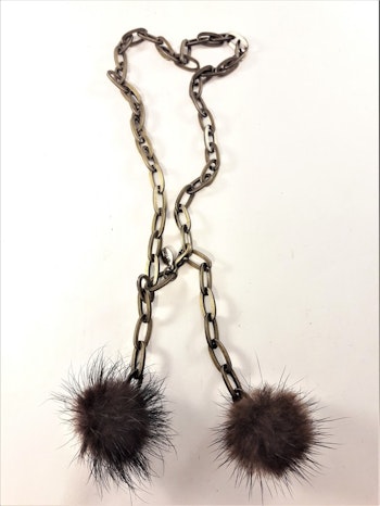 Kort halsband bronsfärg med pälstofsar