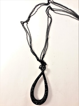 Halsband med ovalt gnistrande hänge i svart