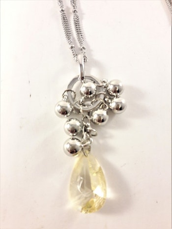 Flerradigt halsband silverfärg med hänge med sten, kulor och vita strasspärlor