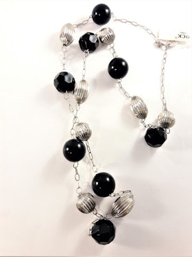 Halsband med detaljer i svart och silverfärg