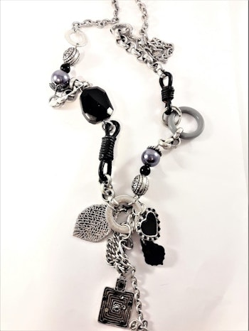 Halsband med silverfärgade och svarta detaljer