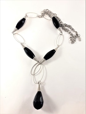 Halsband med ovaler och avlånga detaljer i svart och silverfärg