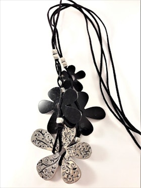 Halsband med mockaband och stora blommor i svart och silverfärg