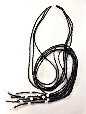 Flerradigt öppet halsband med svarta pärlor och silverfärgade detaljer