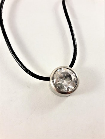 Halsband med läderrem och hänge med glittrande sten