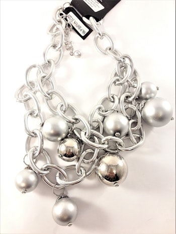 Halsband med stora kulor i silverfärg