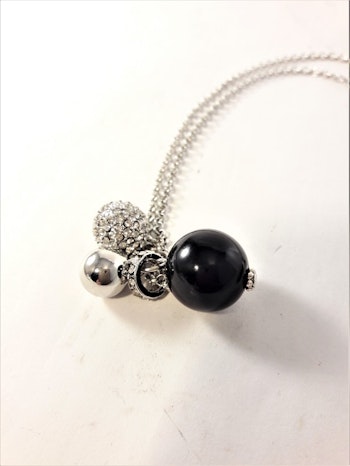 Halsband med hänge med berlocker och strass i silverfärg och svart