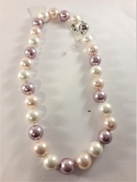 Kort halsband med pärlor i rosa och vitt