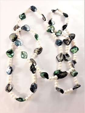 Halsband med pärlor och stenar i grönt och vitt