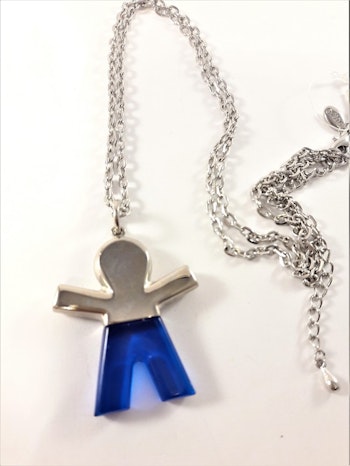 Silverfärgad halskedja med hänge, figur med blå byxor