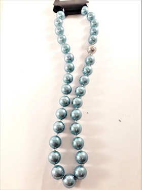 Kort halsband med pärlor i turkos