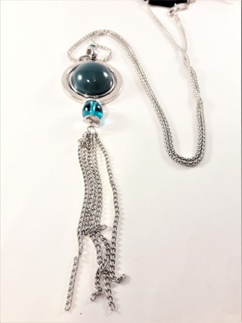 Halsband med detaljer och halv kula i silverfärg och grönt