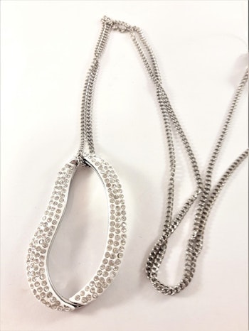Halsband med Ovalt Hänge och Glittrande Strass Vit