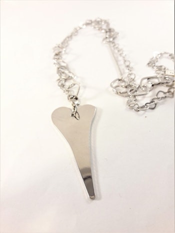 Halsband med hjärta som hänge i silverfärg