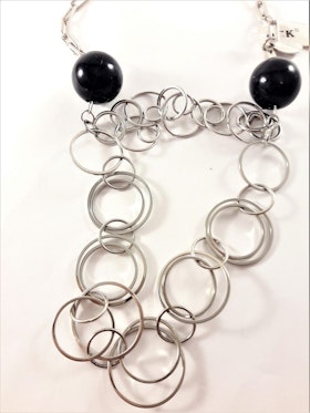 Halsband med ringar i silverfärg och svarta kulor