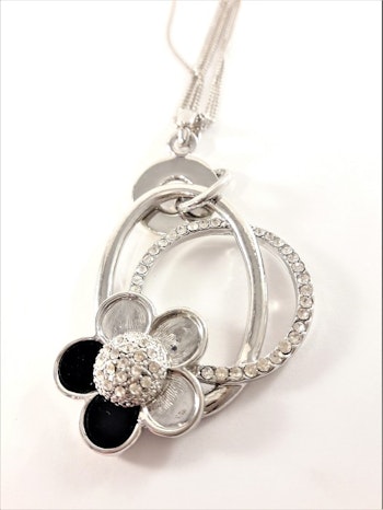 Fin halskedja med silverfärgad och strassprydd ring som hänge, 3 varianter