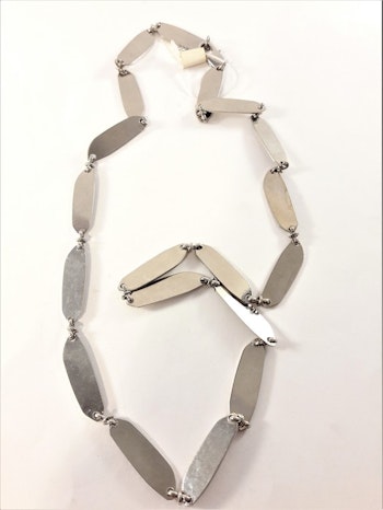 Halsband med avlånga plattor i silverfärg