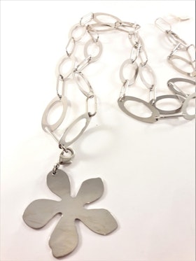 Halsband med blomma som hänge i silverfärg