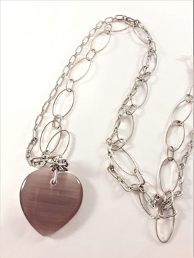 Halsband med ovaler och hjärta som hänge i lila