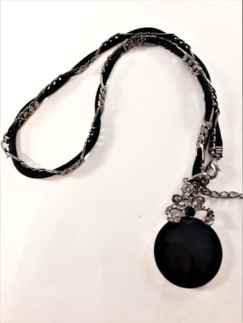 Kort halsband med silverfärgat hänge och svart sten