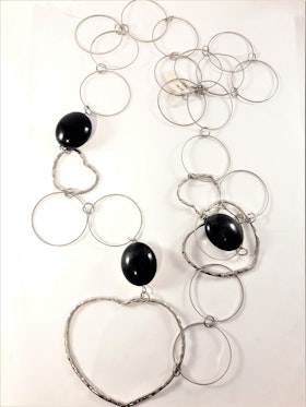 Halsband med stora ringar, hjärtan och kulor i silverfärg och svart