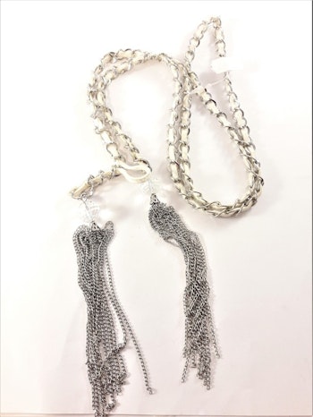 Öppet halsband med tofs i vitt