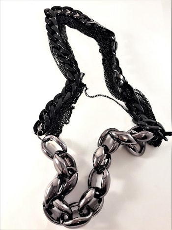 Flerradigt halsband i svart och kedja i plast