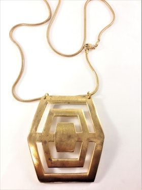 Halsband med stort metallhänge i guldfärg